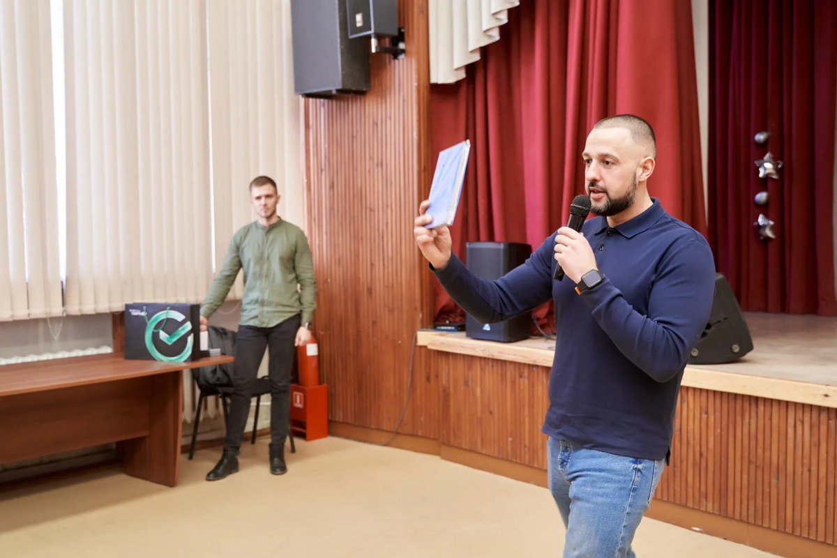 В чем отличие - в проекте, или над проектом? | Сетка — социальная сеть от hh.ru