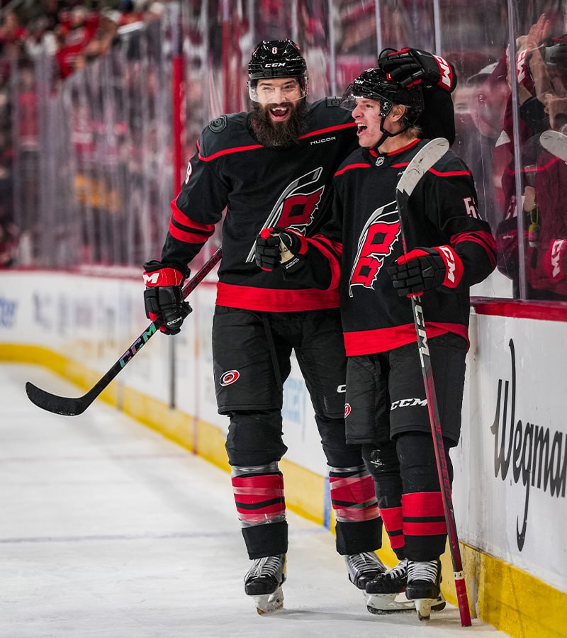 🚽 Отцы и дети
Брент Бёрнс: 21-й сезон в НХЛ
Джексон Блэйк: 21 год от роду
#нхл #nhl #КаролинаХаррикейнз
⤵️ Чат | Сетка — социальная сеть от hh.ru