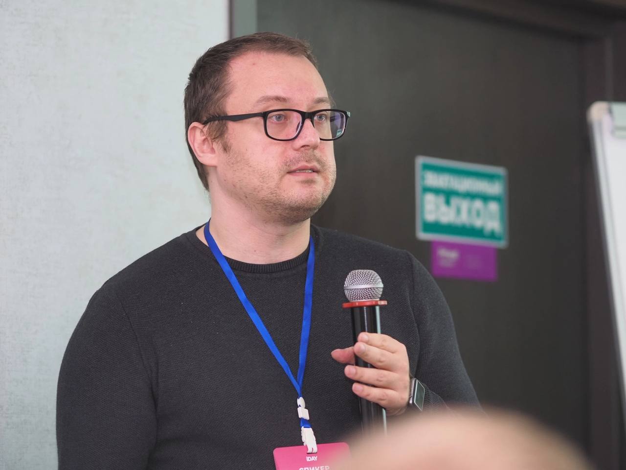 Не люблю я микрофоны — только если нужно что-нибудь спеть.
Питч про будущее веб разработки удался. | Сетка — социальная сеть от hh.ru