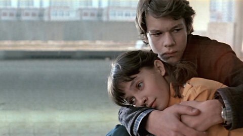 #чтопосмотреть
Вам и не снилось (1980)
Школьники Роман и Катя тянутся друг к другу со всей безоглядностью первой любви. Но рядом ходят люди, ничего не знающие о любви.. | Сетка — социальная сеть от hh.ru