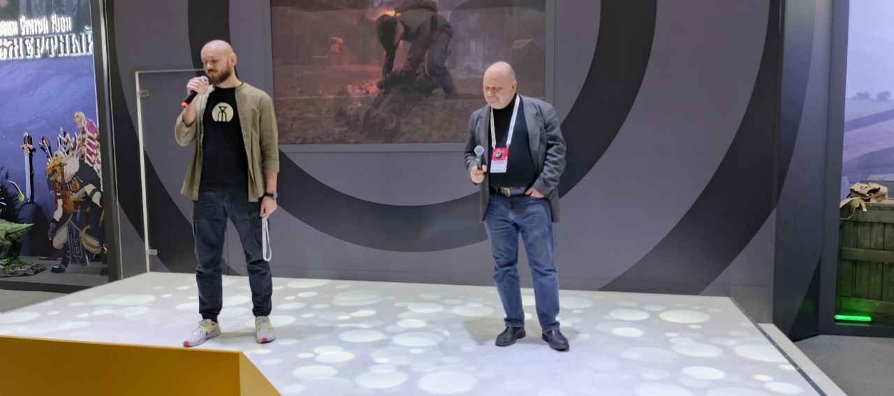 На стенде у 1C Game Studios разработчики отвечают на вопросы по игре "Война Миров | Сетка — социальная сеть от hh.ru