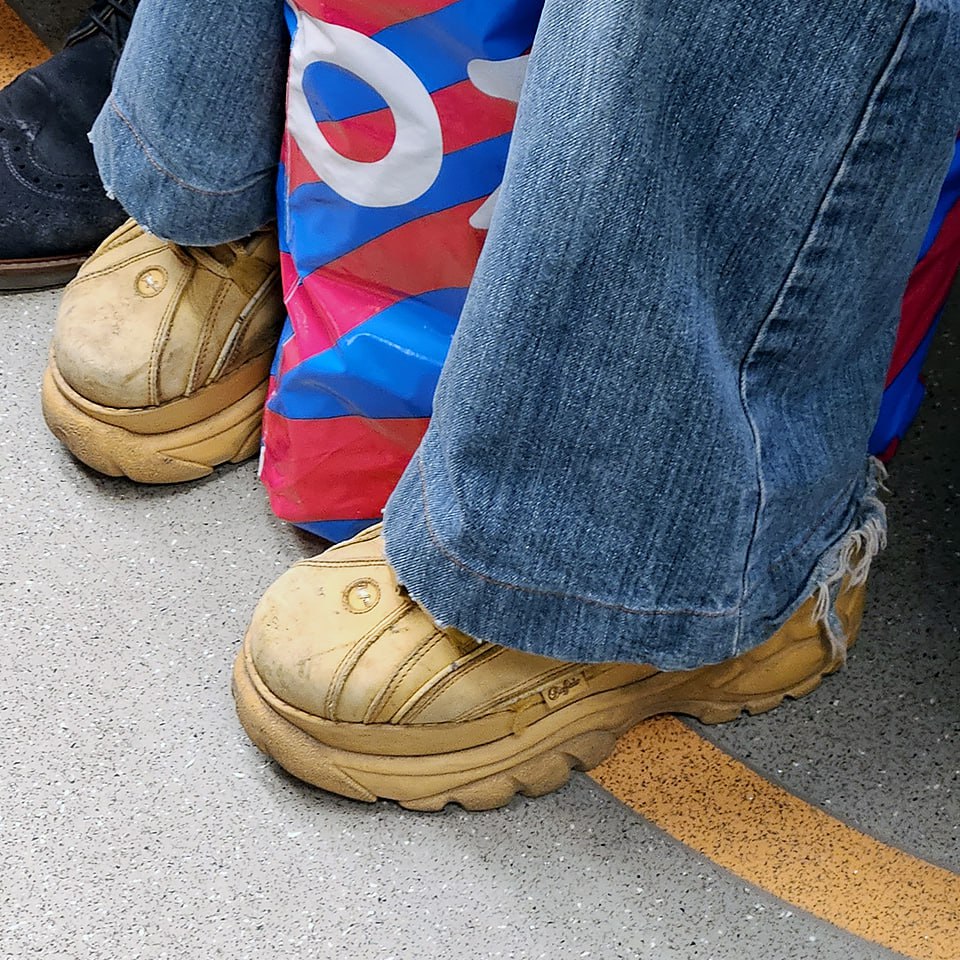 Тот случай, когда интересный и достаточной редкий экземпляр пытался спрятаться 😎, но мы нашли его 👀
И это кроссы 👉 Buffalo
В продаже уже таких нет, но полюбоваться деталями (И ЕСТЬ ЧЕМ) можно вот 👉 ТУ... | Сетка — социальная сеть от hh.ru