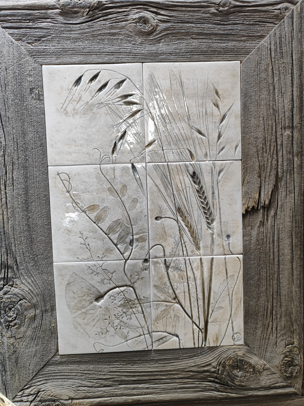 Неделя интерьера и дизайна ,ВДНХ.
…скорее, неделя без интерьера и дизайна 
    Огромное количество посетителей, заметно что людям интересна тема. И, конечно, отлично поработала реклама | Сетка — социальная сеть от hh.ru