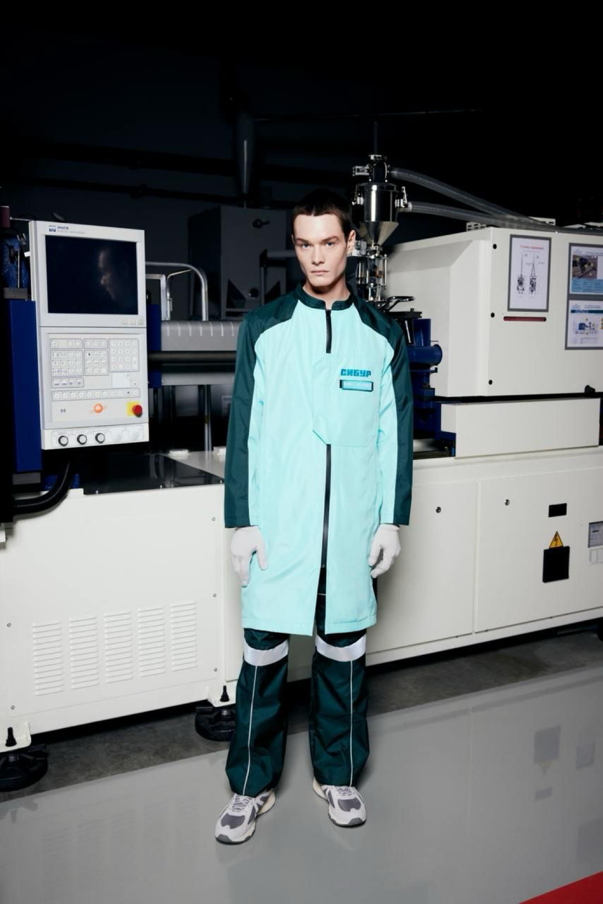 Всем доброго понедельника!
Предлагаю начать неделю с переосмысления спецодежды для научных сотрудников.
Сибур совместно с брендом Олово выкатил линейку очень стильной и функциональной спецовки | Сетка — социальная сеть от hh.ru