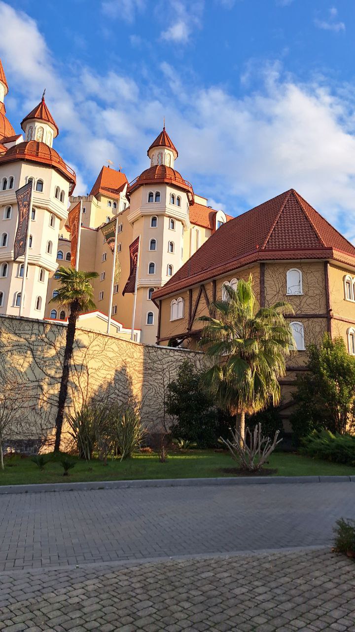 Было и приятно-симпатичное: в целом архитектура выглядела приятно, и даже эта рейв-избушка радовала глаз (но вывеска все ещё странная) 
Красивая роспись на стене, неплохой Горыныч (я падка на былинных... | Сетка — социальная сеть от hh.ru