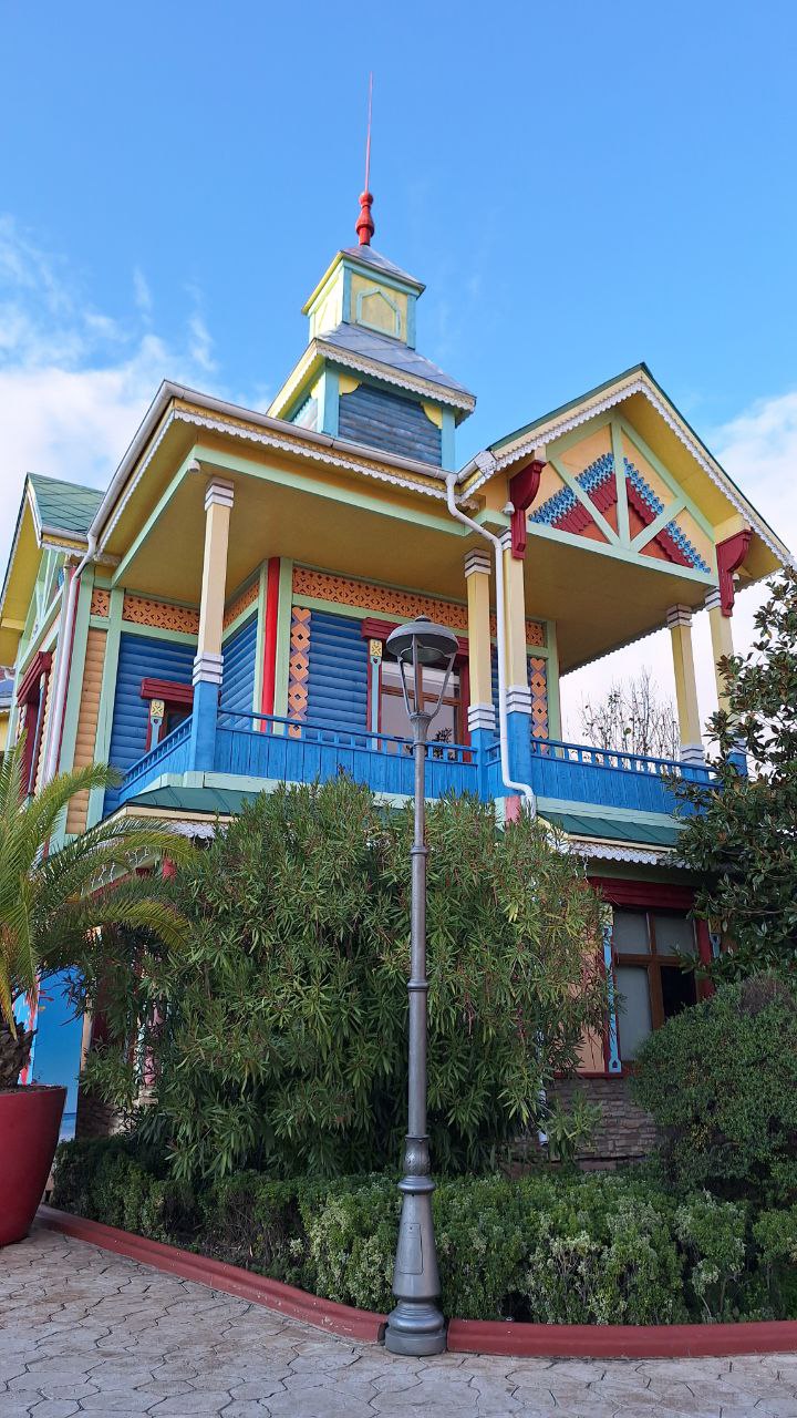 Было и приятно-симпатичное: в целом архитектура выглядела приятно, и даже эта рейв-избушка радовала глаз (но вывеска все ещё странная) 
Красивая роспись на стене, неплохой Горыныч (я падка на былинных... | Сетка — социальная сеть от hh.ru