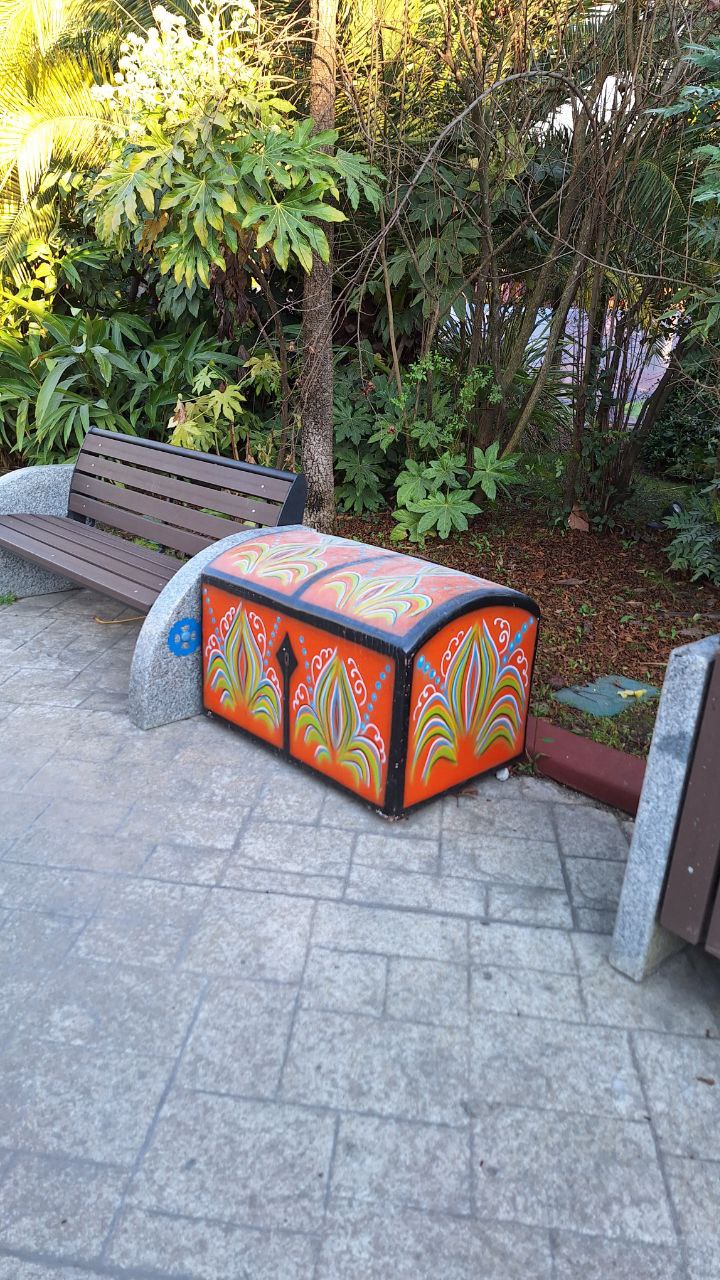 Было и приятно-симпатичное: в целом архитектура выглядела приятно, и даже эта рейв-избушка радовала глаз (но вывеска все ещё странная) 
Красивая роспись на стене, неплохой Горыныч (я падка на былинных... | Сетка — социальная сеть от hh.ru