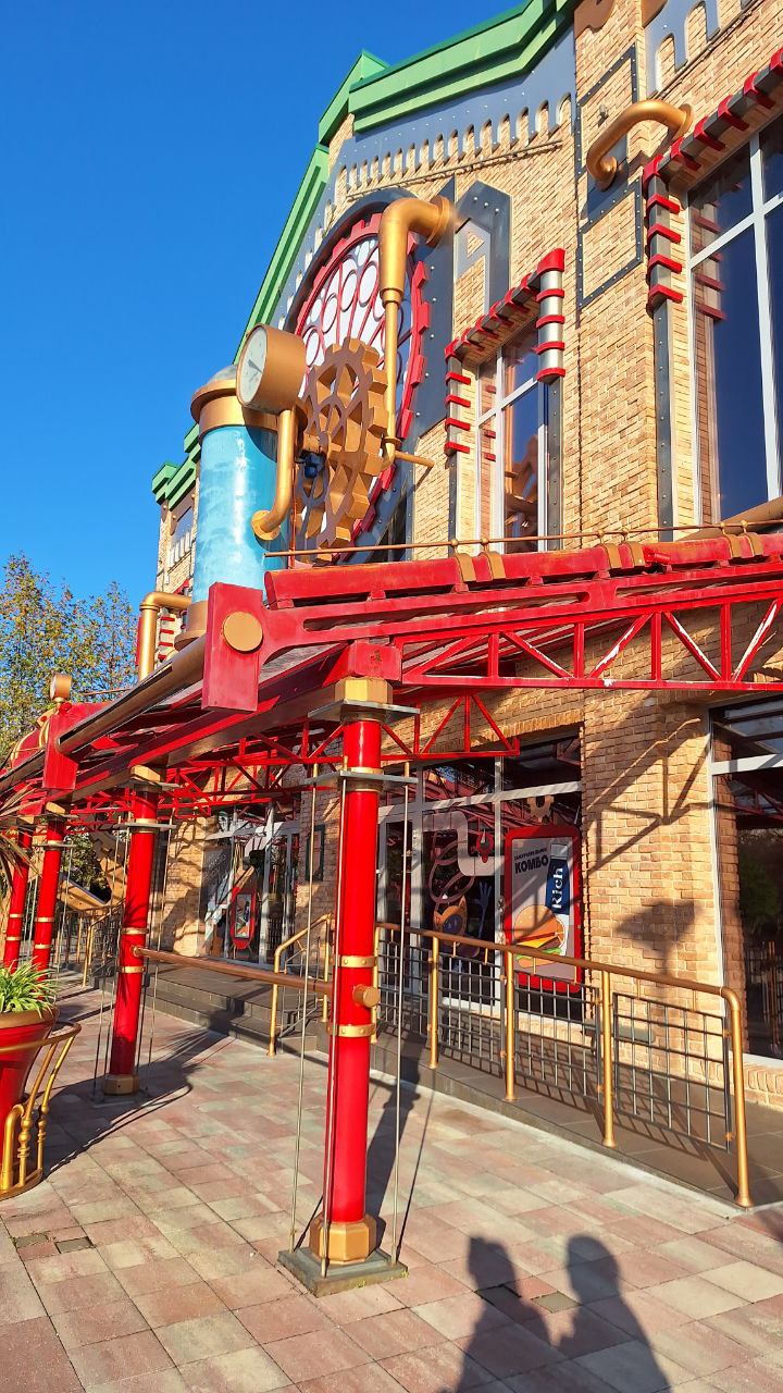 Было и приятно-симпатичное: в целом архитектура выглядела приятно, и даже эта рейв-избушка радовала глаз (но вывеска все ещё странная) 
Красивая роспись на стене, неплохой Горыныч (я падка на былинных... | Сетка — социальная сеть от hh.ru