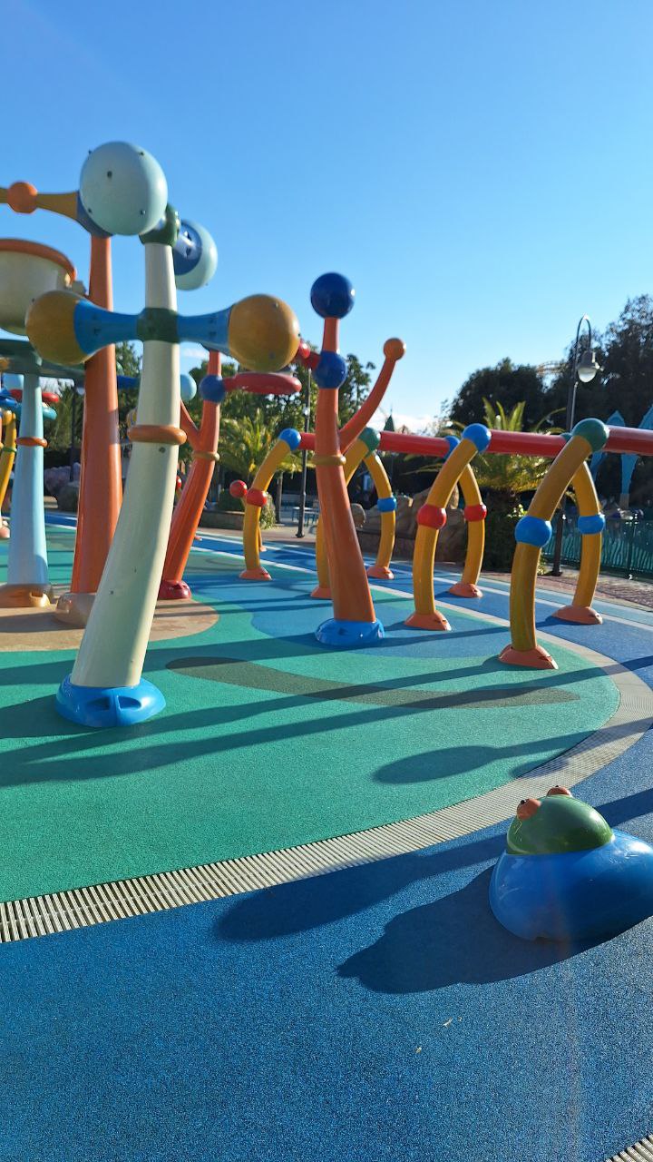 Было и приятно-симпатичное: в целом архитектура выглядела приятно, и даже эта рейв-избушка радовала глаз (но вывеска все ещё странная) 
Красивая роспись на стене, неплохой Горыныч (я падка на былинных... | Сетка — социальная сеть от hh.ru