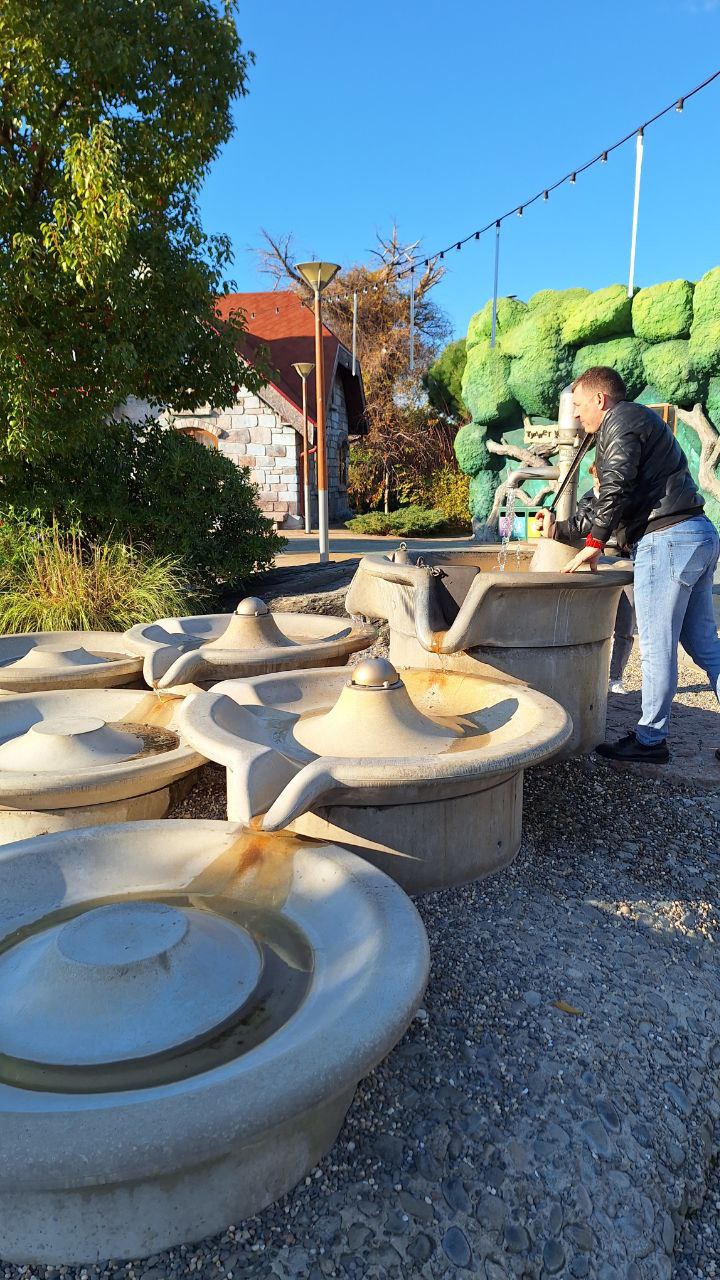 Было и приятно-симпатичное: в целом архитектура выглядела приятно, и даже эта рейв-избушка радовала глаз (но вывеска все ещё странная) 
Красивая роспись на стене, неплохой Горыныч (я падка на былинных... | Сетка — социальная сеть от hh.ru