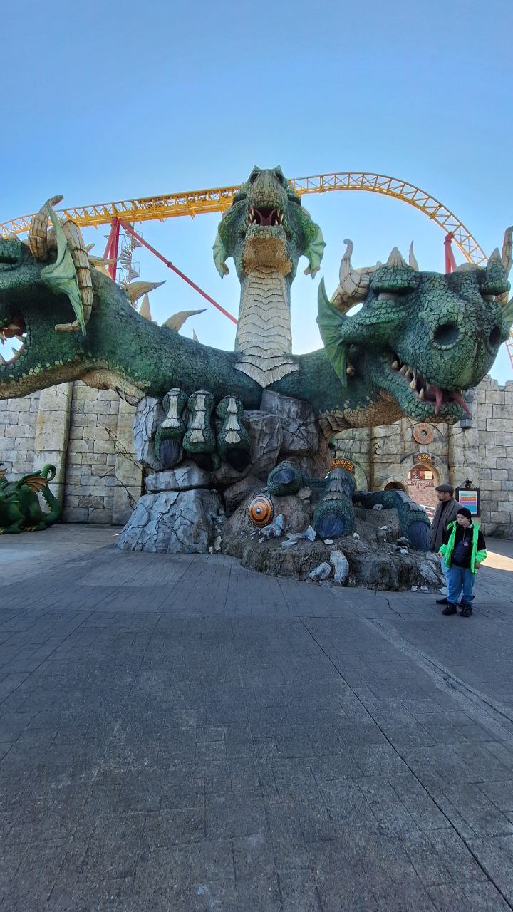 Было и приятно-симпатичное: в целом архитектура выглядела приятно, и даже эта рейв-избушка радовала глаз (но вывеска все ещё странная) 
Красивая роспись на стене, неплохой Горыныч (я падка на былинных... | Сетка — социальная сеть от hh.ru