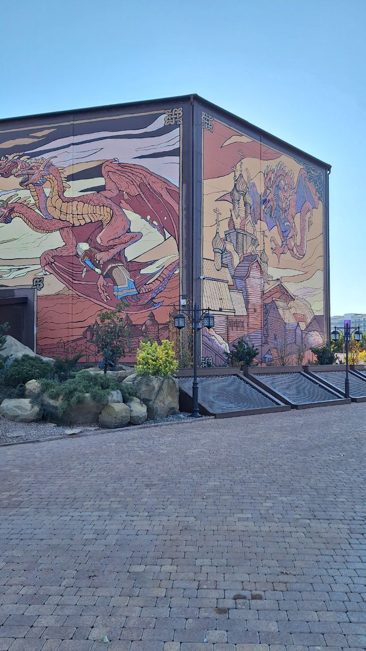 Было и приятно-симпатичное: в целом архитектура выглядела приятно, и даже эта рейв-избушка радовала глаз (но вывеска все ещё странная) 
Красивая роспись на стене, неплохой Горыныч (я падка на былинных... | Сетка — социальная сеть от hh.ru