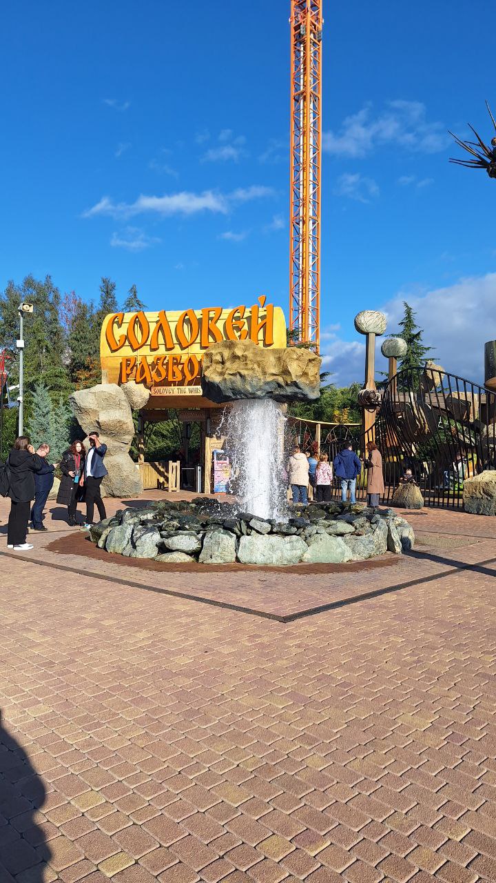 Было и приятно-симпатичное: в целом архитектура выглядела приятно, и даже эта рейв-избушка радовала глаз (но вывеска все ещё странная) 
Красивая роспись на стене, неплохой Горыныч (я падка на былинных... | Сетка — социальная сеть от hh.ru