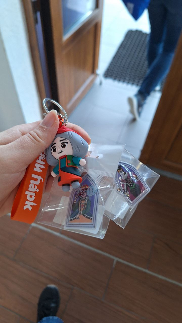 А теперь о моей мечте: сувенирке уровня Диснейленда
К сожалению, мерч в Сочипарке попал в ловушку: его героев никто не узнает. Оказывается они снимали свой сериал с героями | Сетка — социальная сеть от hh.ru