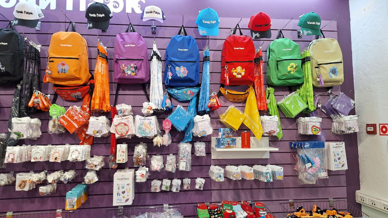 А теперь о моей мечте: сувенирке уровня Диснейленда
К сожалению, мерч в Сочипарке попал в ловушку: его героев никто не узнает. Оказывается они снимали свой сериал с героями | Сетка — социальная сеть от hh.ru