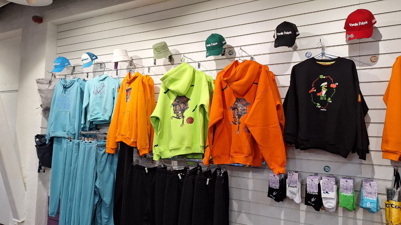 А теперь о моей мечте: сувенирке уровня Диснейленда
К сожалению, мерч в Сочипарке попал в ловушку: его героев никто не узнает. Оказывается они снимали свой сериал с героями | Сетка — социальная сеть от hh.ru