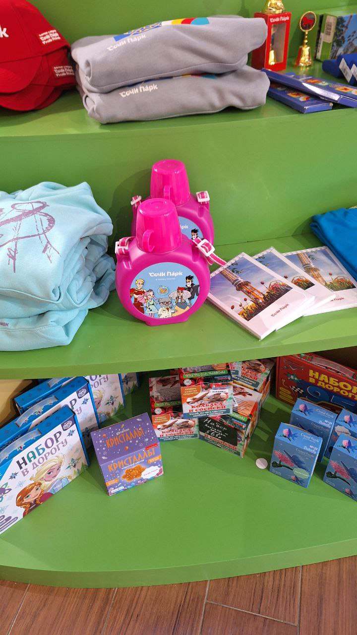 А теперь о моей мечте: сувенирке уровня Диснейленда
К сожалению, мерч в Сочипарке попал в ловушку: его героев никто не узнает. Оказывается они снимали свой сериал с героями | Сетка — социальная сеть от hh.ru