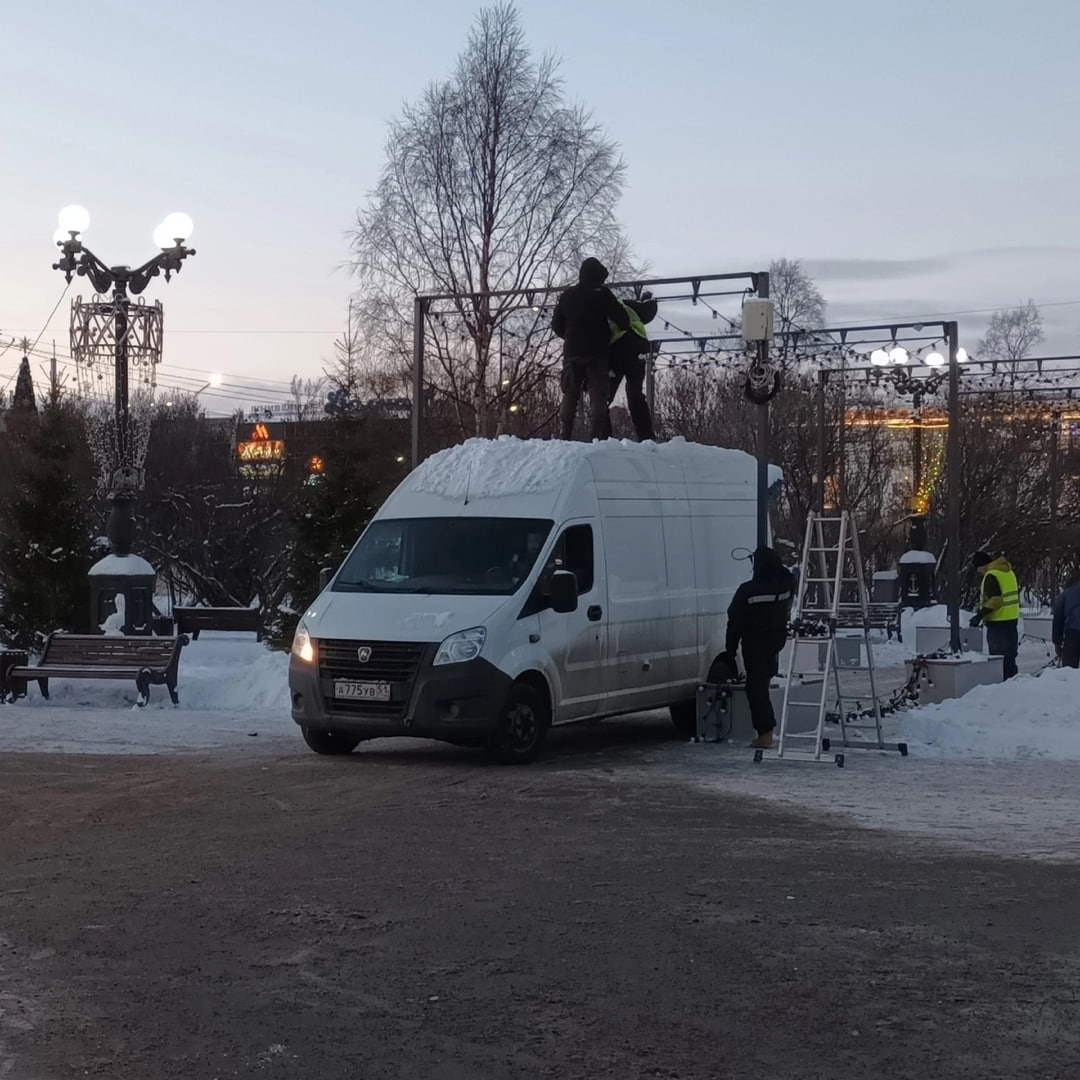 Двое рабочих, расположившись на крыше микроавтобуса, закрепляли на арке световое оформление, при этом автомобиль двигался задним ходом
«Как правило, отношение к подобной ситуации меняется кардинально,... | Сетка — социальная сеть от hh.ru
