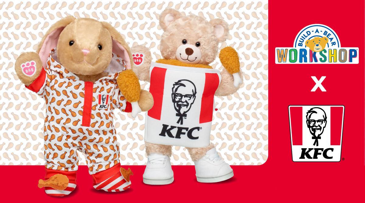 Прикол: KFC и Build-A-Bear объединились, чтобы выпустить плюшевых мишек и костюмы для них. Больше всего понравился костюм в виде ведра KFC и пижамы с курочкой | Сетка — социальная сеть от hh.ru