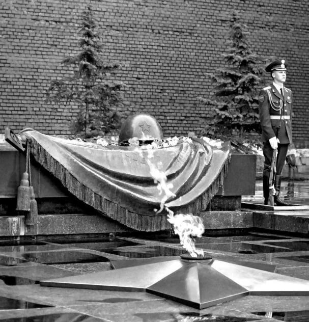 3 декабря в России отмечают День Неизвестного Солдата. Этот праздник учредили в 2014 году, однако важное событие, связанное с этой памятной датой, произошло еще 58 лет назад | Сетка — социальная сеть от hh.ru