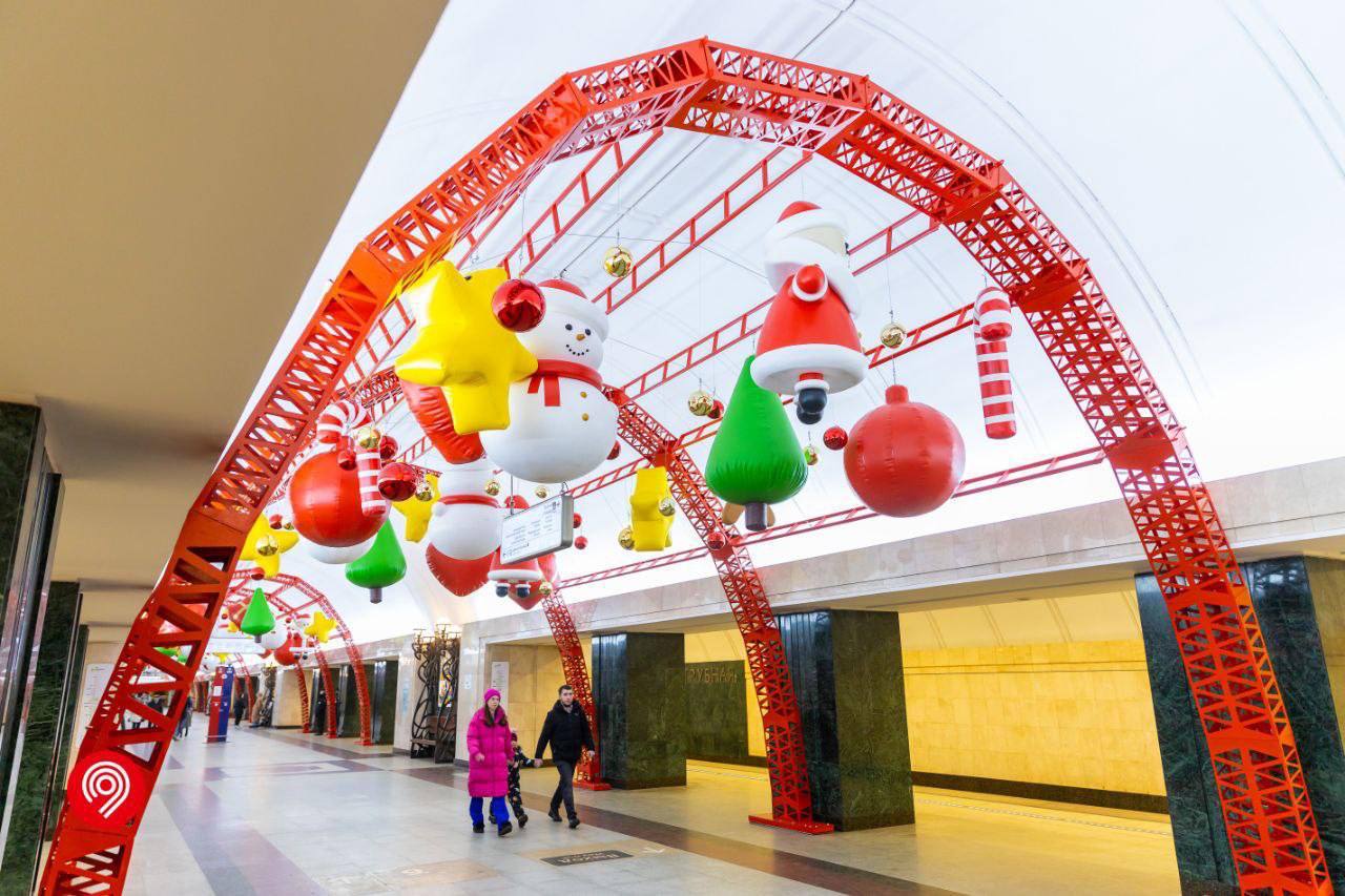 🎄Станцию метро Трубная украсят к Новому годуНа станции появится более 400 праздничных украшений
Среди них — надувные фигуры в виде снеговиков, елок, подарков, имбирных пряников и леденцов
📲Подпишитесь... | Сетка — социальная сеть от hh.ru