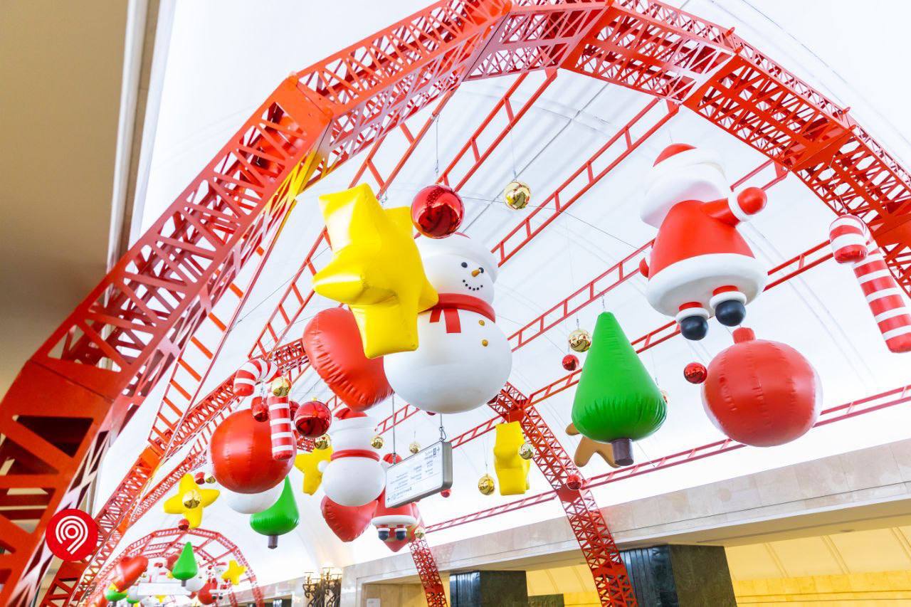 🎄Станцию метро Трубная украсят к Новому годуНа станции появится более 400 праздничных украшений
Среди них — надувные фигуры в виде снеговиков, елок, подарков, имбирных пряников и леденцов
📲Подпишитесь... | Сетка — социальная сеть от hh.ru