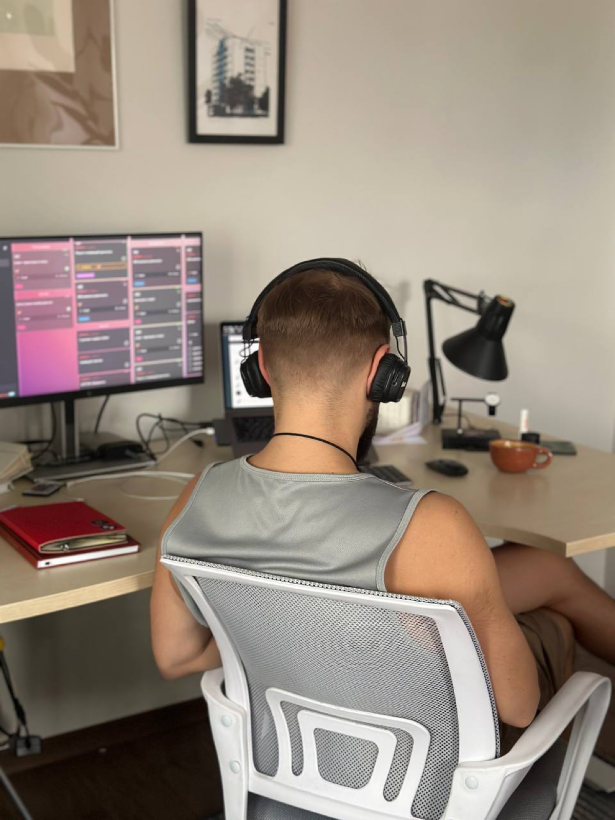 Вечер с Notion: порядок, структура и вдохновение.
Сегодня решил укрепить свой хаос и навёл порядок в Notion. Все проекты, заметки и идеи теперь структурированы | Сетка — социальная сеть от hh.ru