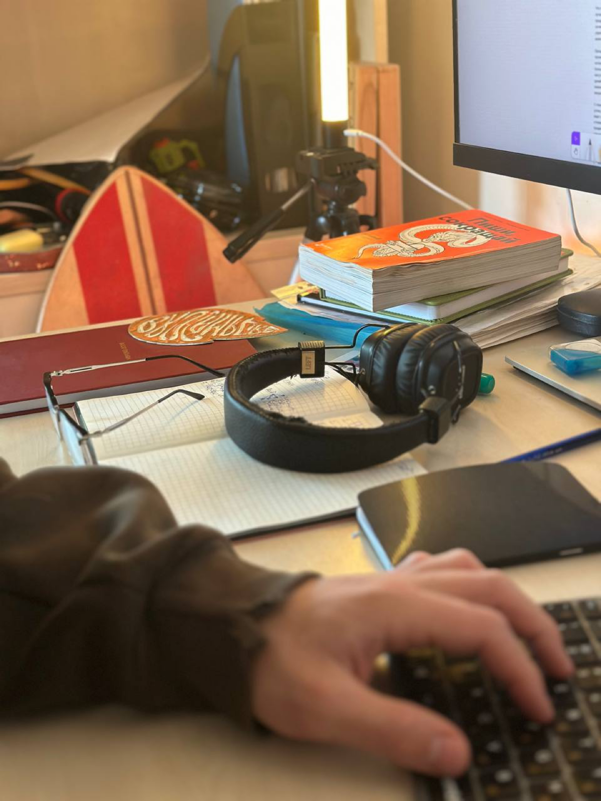 Вечер с Notion: порядок, структура и вдохновение.
Сегодня решил укрепить свой хаос и навёл порядок в Notion. Все проекты, заметки и идеи теперь структурированы | Сетка — социальная сеть от hh.ru