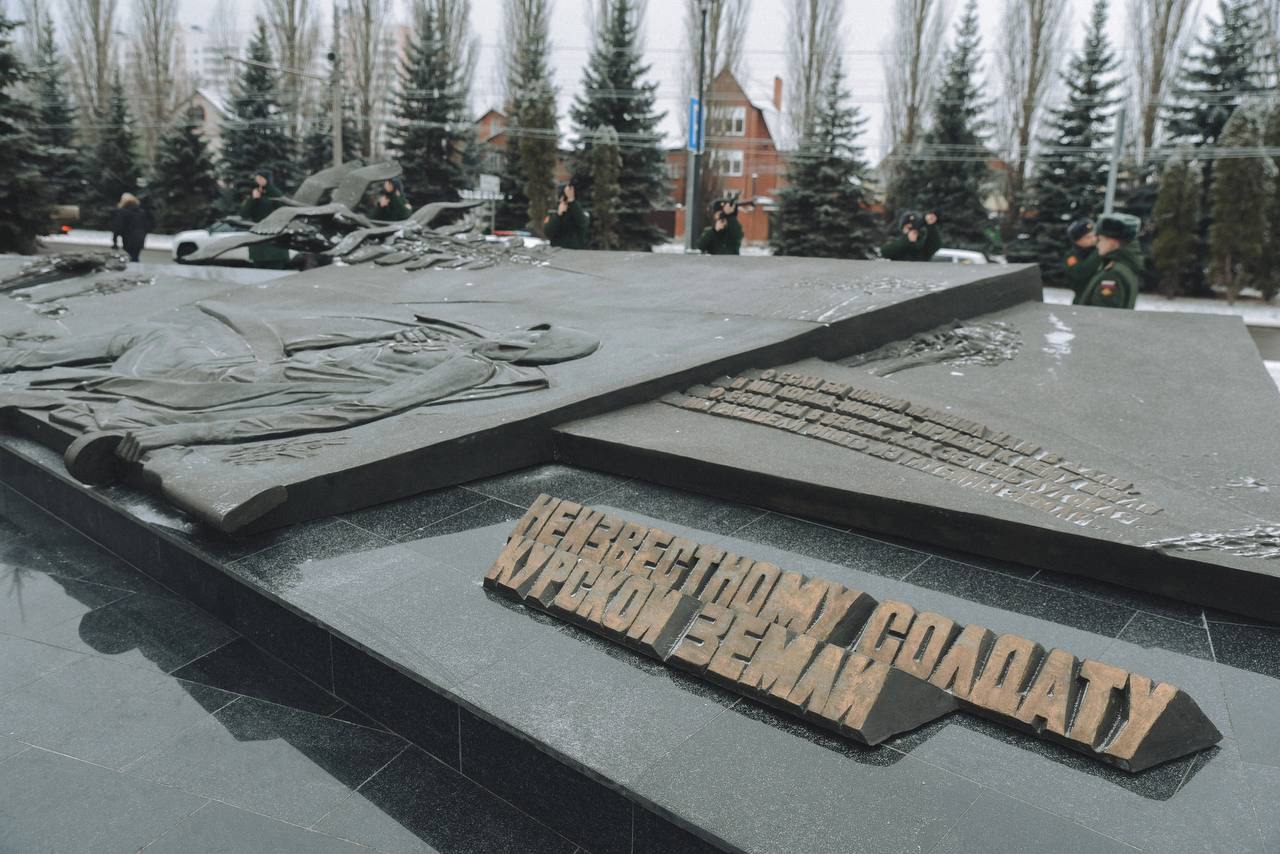 Глава Минстроя России Ирек Файзуллин в рамках рабочего визита в Курскую область возложил цветы к мемориальному комплексу «Курская дуга»
В церемонии возложения также приняли участие Министр просвещения... | Сетка — социальная сеть от hh.ru
