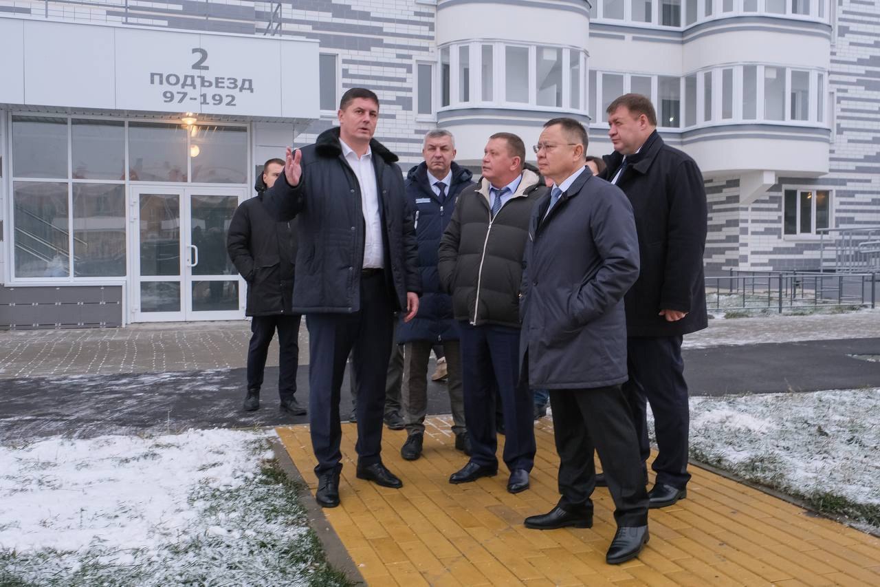 Глава Минстроя России Ирек Файзуллин в ходе рабочей поездки в Курскую область осмотрел квартиры, которые планируется предоставить жителям, утратившим свое жилье
В осмотре также принял участие первый з... | Сетка — социальная сеть от hh.ru