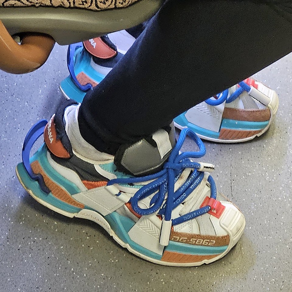 И это 👉 ДОЧКИ ГАВАННЫ, да да, именно так 😄
И конечно же найдены
🪙Цена#1
🪙Цена#2
Кстати, на официальном сайте Dolce&Gabbana ценник на кроссы начинается от 395💶
И о погоде ☁️
Сегодня в Москве пасмурно
У... | Сетка — социальная сеть от hh.ru