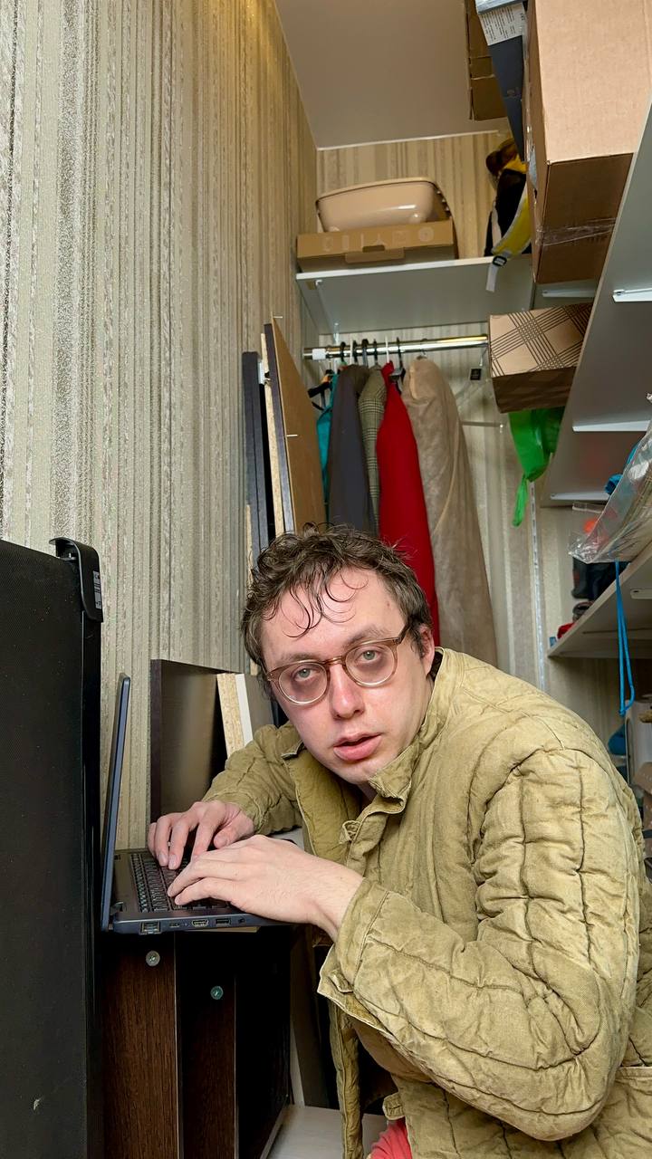 Почему тех, кто перерабатывают, бьют сильнее?
Однажды мой друг начал перерабатывать, а началось всё с perfomance review. Он спокойно себе работал, писал код и комфортно жил свою жизнь | Сетка — социальная сеть от hh.ru