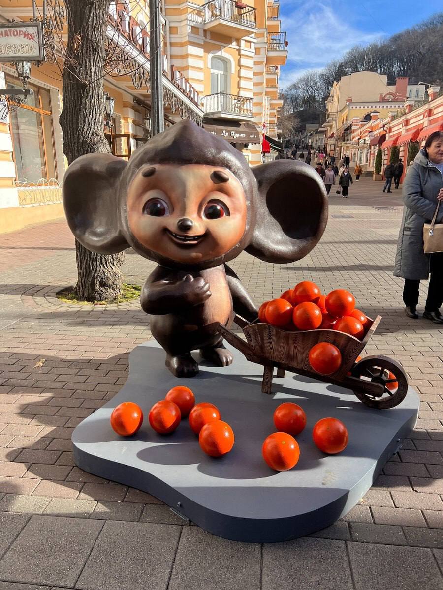 В Кисловодске ограбление века!
У Чебурашки в центре курорта скрутили три апельсина.
Грабителей уже ищут, город на ушах, подключены камеры видеонаблюдения.
@kpstav | Сетка — социальная сеть от hh.ru