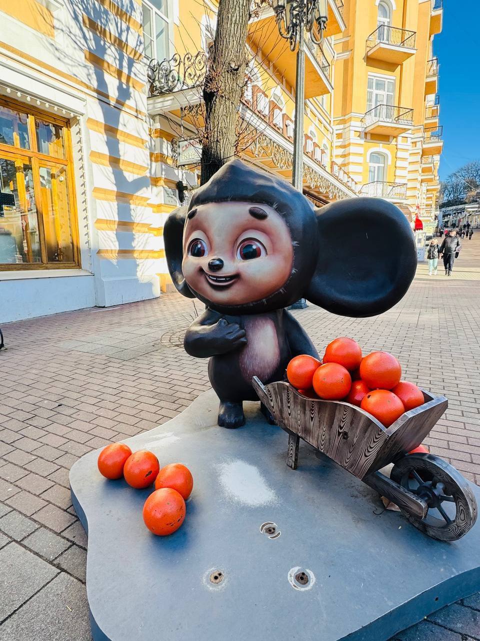 В Кисловодске ограбление века!
У Чебурашки в центре курорта скрутили три апельсина.
Грабителей уже ищут, город на ушах, подключены камеры видеонаблюдения.
@kpstav | Сетка — социальная сеть от hh.ru