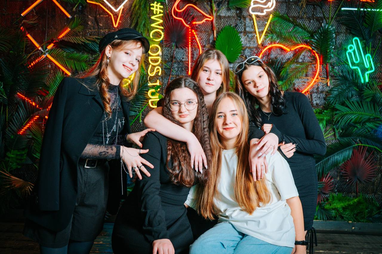 Провели яркую съёмку для кадетского класса ⚡️
Ребята взяли с собой несколько стилей одежды: кадетская форма и свободный стиль.
Мы даём полную свободу выбора | Сетка — социальная сеть от hh.ru