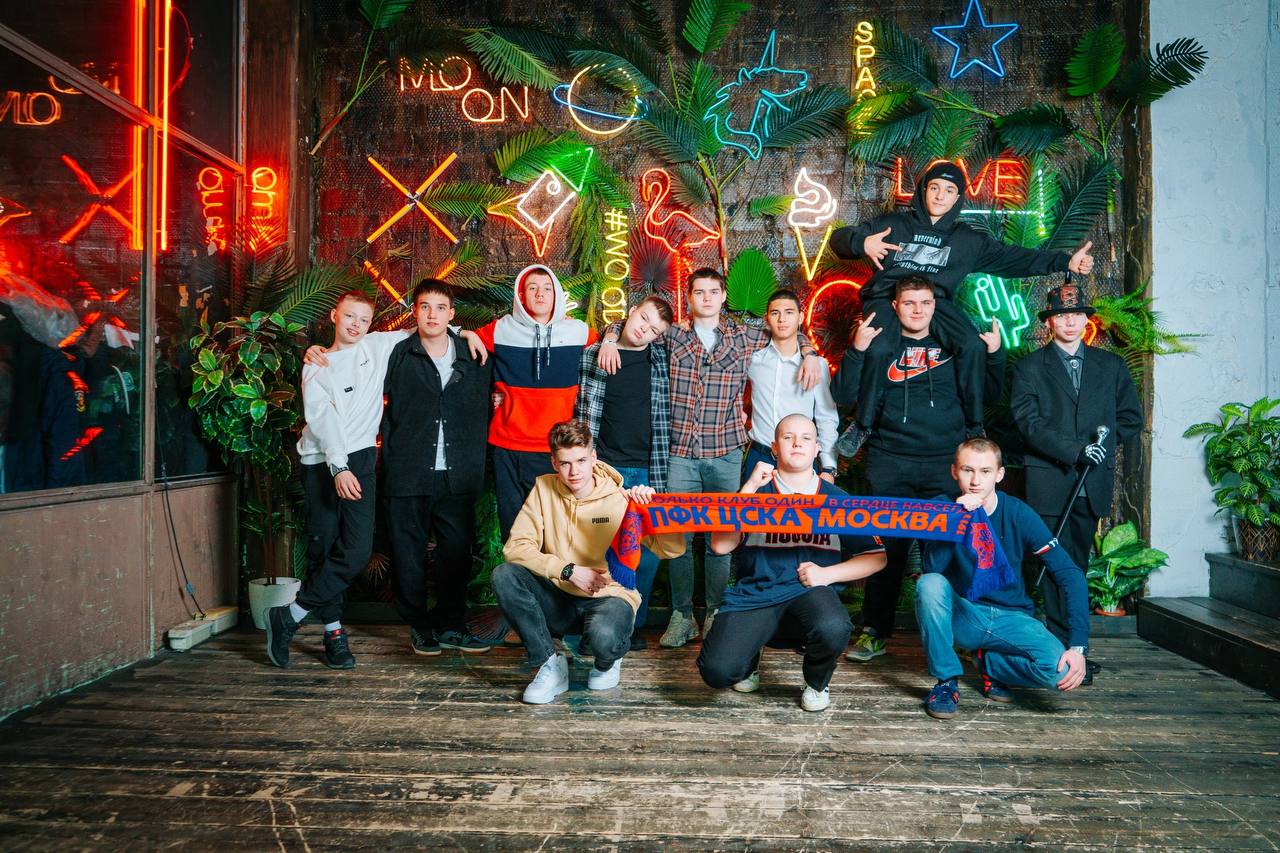 Провели яркую съёмку для кадетского класса ⚡️
Ребята взяли с собой несколько стилей одежды: кадетская форма и свободный стиль.
Мы даём полную свободу выбора | Сетка — социальная сеть от hh.ru