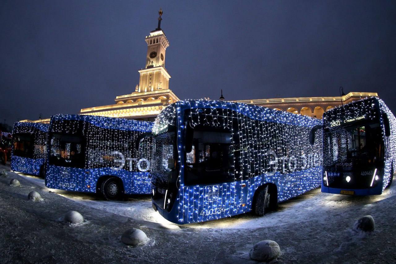 🚌 До 15 декабря столичный транспорт украсят к Новому Году
Празднично оклеят 23 поезда в метро | Сетка — социальная сеть от hh.ru
