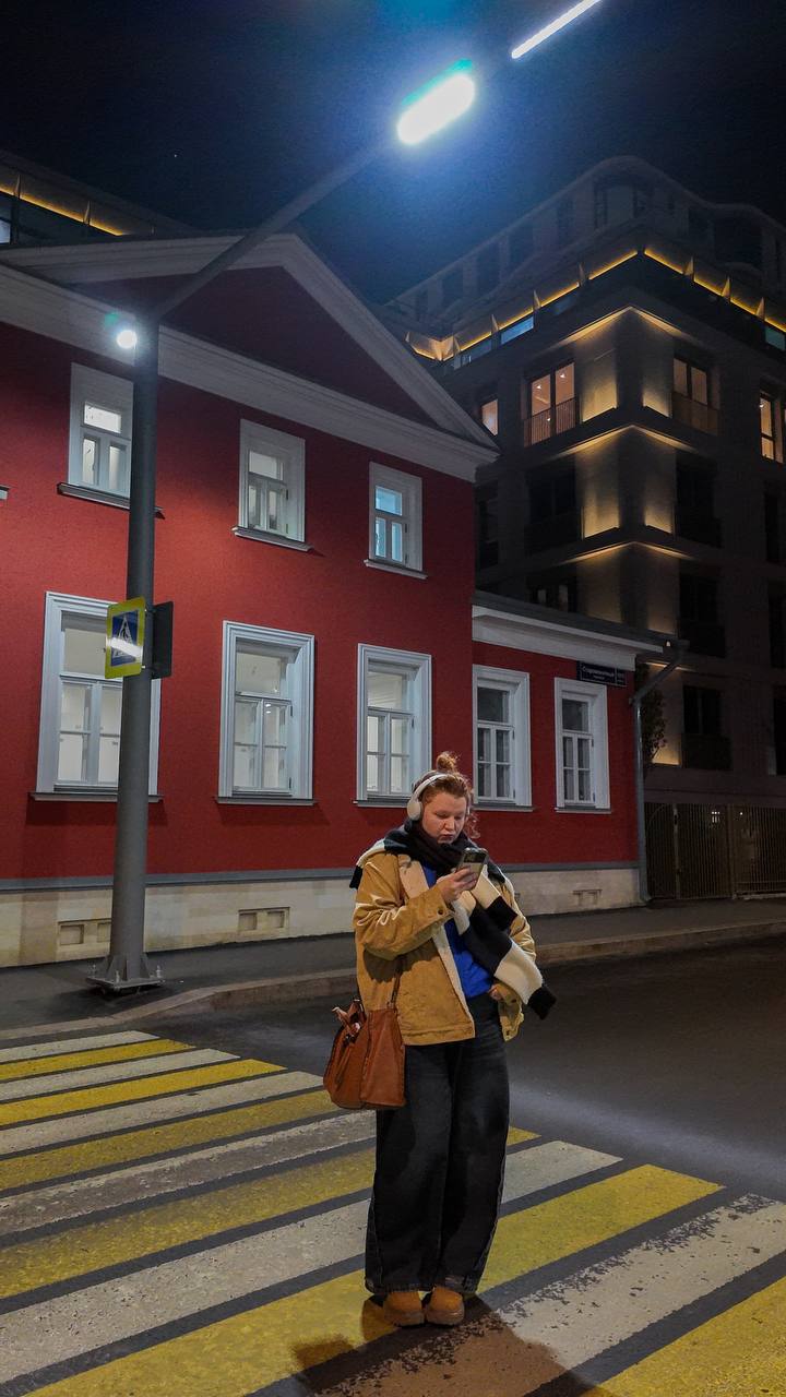 Это я на второй фотографии стою над новой самой дорогой квартирой в Москве | Сетка — социальная сеть от hh.ru