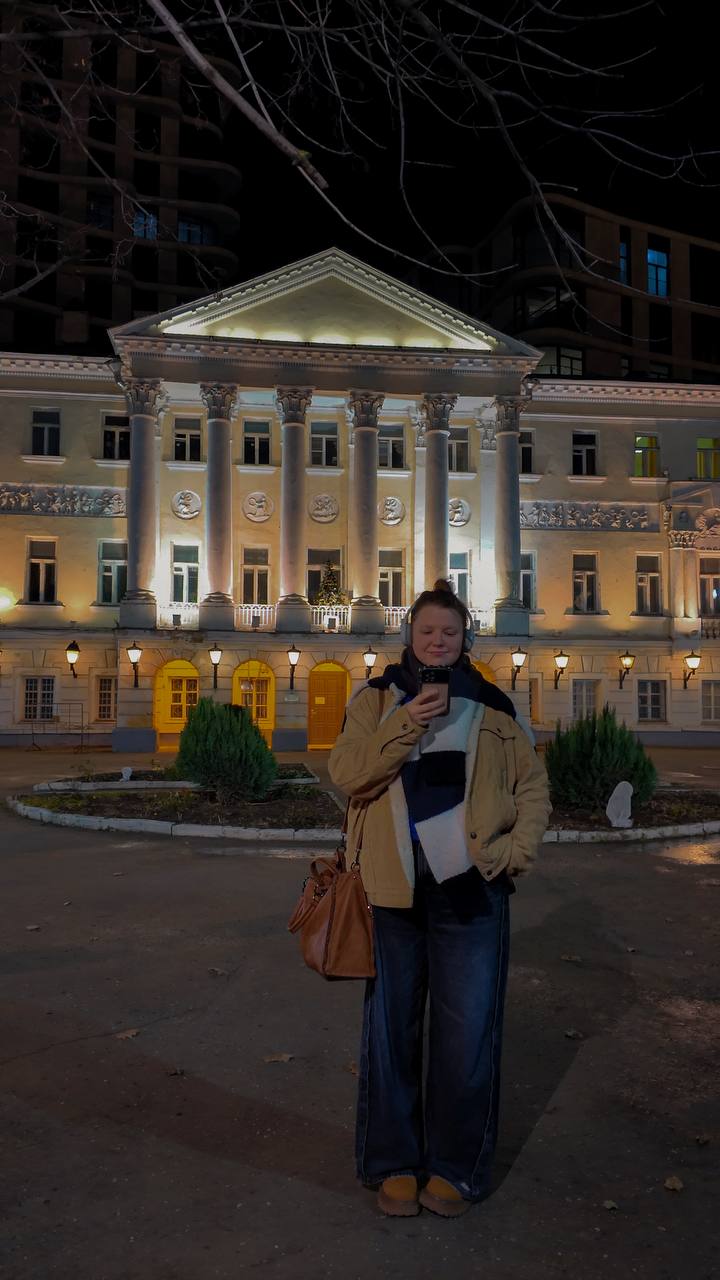Это я на второй фотографии стою над новой самой дорогой квартирой в Москве | Сетка — социальная сеть от hh.ru