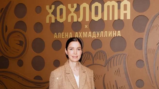Расписной петух на месте Chanel
Вчера в ГУМе открыли магазин нового российского бренда Хохлома и я пишу об этом вне всех пресс-релизов.
Во-первых, как же это ОХЕРЕННО выглядит | Сетка — социальная сеть от hh.ru