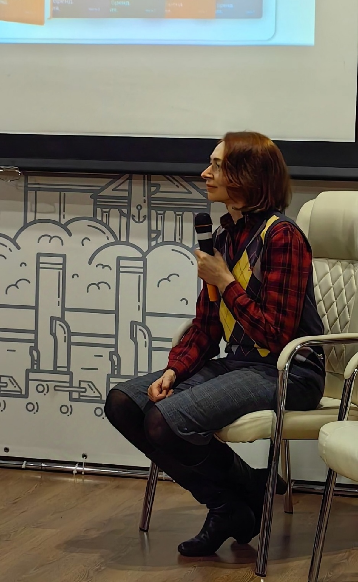 Я в понедельник была на презентации книги, которую помогала создавать - работала с кейсами клиентов. И это очень интересный проект, который многим экспертам может быть полезен | Сетка — социальная сеть от hh.ru