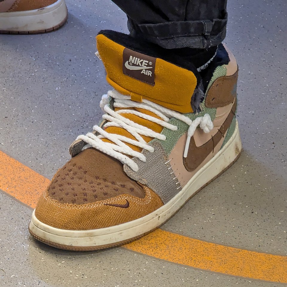 Добавочка к вчерашнему посту!
Оказывается есть ещё ВЫСОКИЕ версии👀
#обувь #декабрь #2024г #ногимосковскогометро #NMMetro #метро #москва #бежевый #цветные #кроссы #Nike | Сетка — социальная сеть от hh.ru