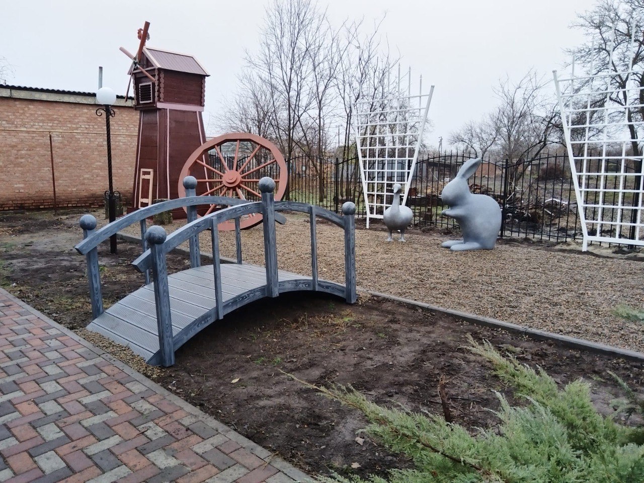 Приятные обновления произошли в селе Красная Поляна Ипатовского округаТротуар, скамейки, фонари, декорации и живописная альпийская горка – так выглядит обновленный сквер | Сетка — социальная сеть от hh.ru