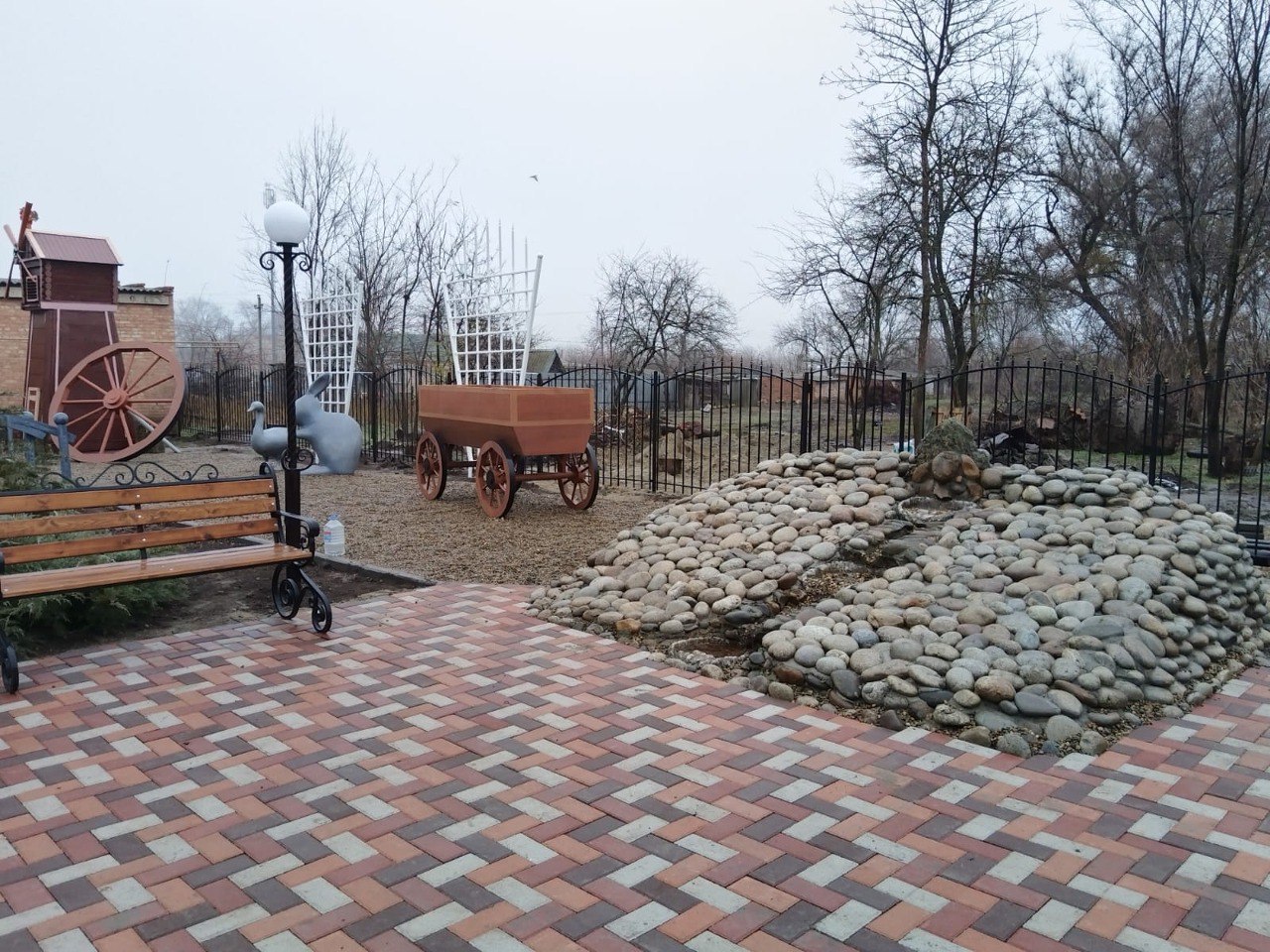 Приятные обновления произошли в селе Красная Поляна Ипатовского округаТротуар, скамейки, фонари, декорации и живописная альпийская горка – так выглядит обновленный сквер | Сетка — социальная сеть от hh.ru