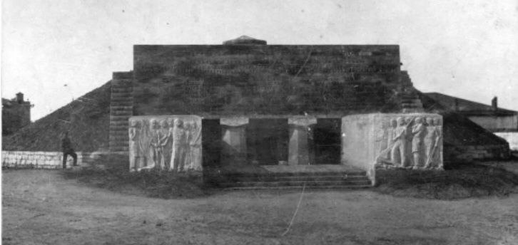🏛Крепостная гора 100 лет назад
В Ставрополе на этом месте находился мавзолей, где были захоронены погибшие в годы Гражданской войны красноармейцы | Сетка — социальная сеть от hh.ru