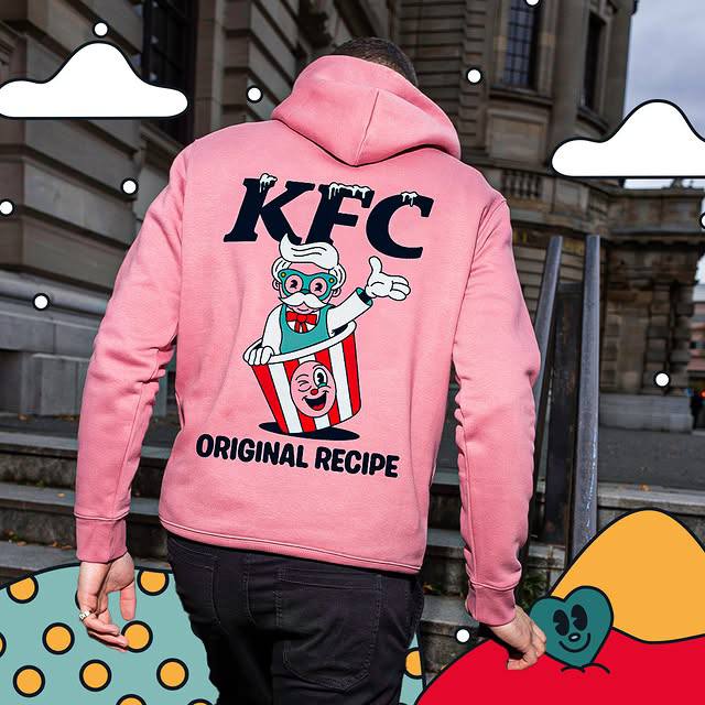 Омг, KFC дропнул новогодний мерч и это прекрасно🔥
Есть:
🍕худи за 50 баксов (~5500 рублей)
🍕шапка за 24 бакса (~2600 рублей)
🍕кружка-термос за 30 баксов (~3300 рублей)
🍕шикарный свитер за 50 баксов (~5... | Сетка — социальная сеть от hh.ru