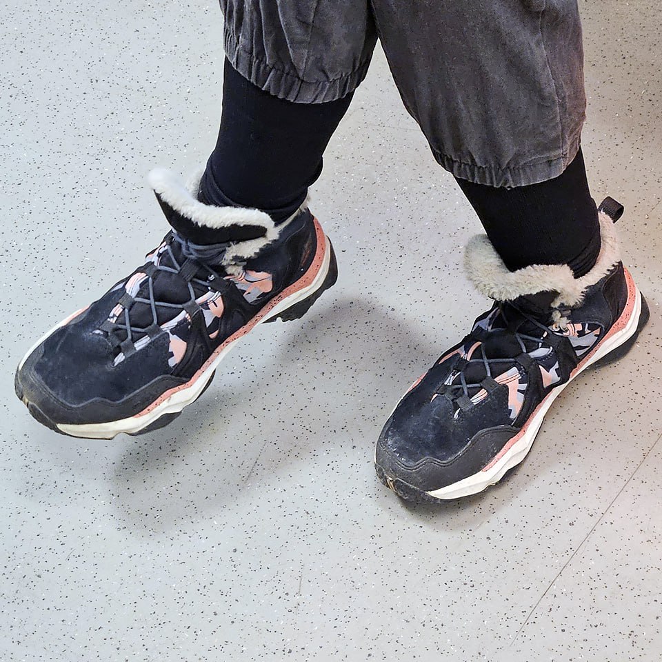 Кроличьи ЛАПКИ 🐰
Китайцы заходят на наш обувной рынок, не так агрессивно, как на автомобильный, но всё же) И это КИТАЙСКИЙ бренд RAX 🇨🇳 ориентирующийся на активный образ жизни | Сетка — социальная сеть от hh.ru