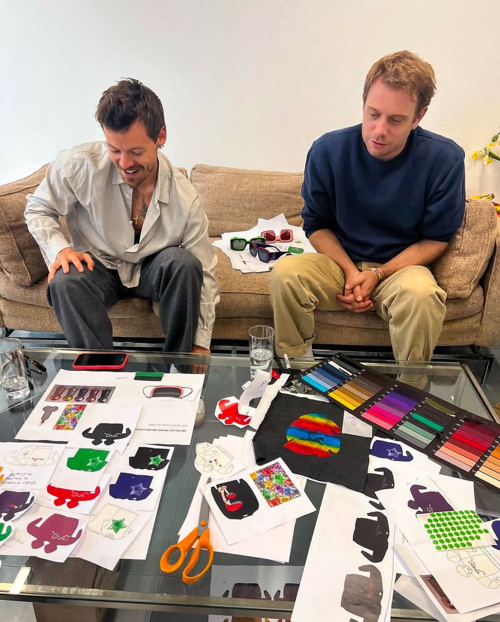 Гарри Стайлз вместе с популярным дизайнером JW Anderson создали целую модную капсулу для бренда Pleasing, в которой есть шмот, духи, лаки для ногтей, но главное, что вам нужно видеть — это брелки в ви... | Сетка — социальная сеть от hh.ru