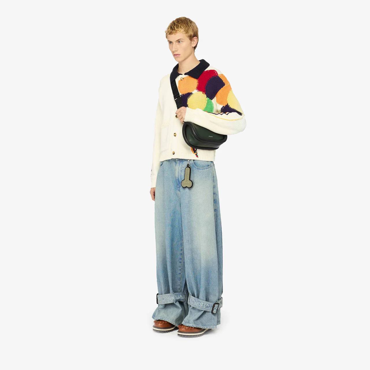 Гарри Стайлз вместе с популярным дизайнером JW Anderson создали целую модную капсулу для бренда Pleasing, в которой есть шмот, духи, лаки для ногтей, но главное, что вам нужно видеть — это брелки в ви... | Сетка — социальная сеть от hh.ru