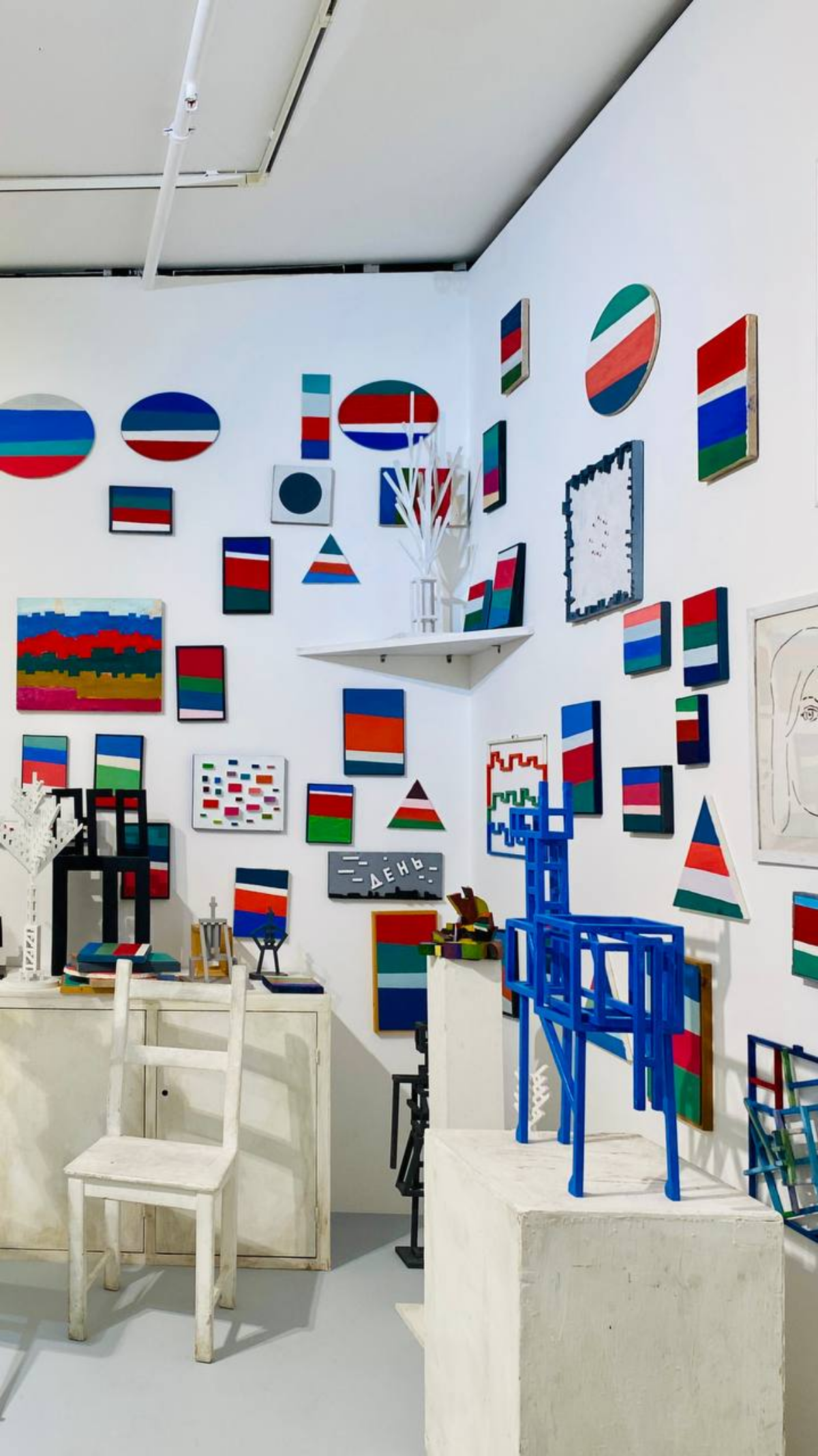 #кудаСходитьДизайнеру  
Новый выставочной сезон в #МАММ
Забиты все 6 этажей! Оч рекомендую😍 (на фотках только половина всего)  
#выставка #вдохновение #искуйсство #сюрреализм #абстракционизм | Сетка — социальная сеть от hh.ru